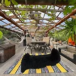 #beautiful Outdoor Area And Cozy Small Cottage# 度假居 *